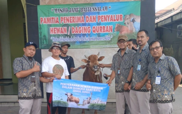 Semangat Bekurban, PDAM Surya Sembada Salurkan 14 Hewan ke Berbagai Elemen Masyarakat