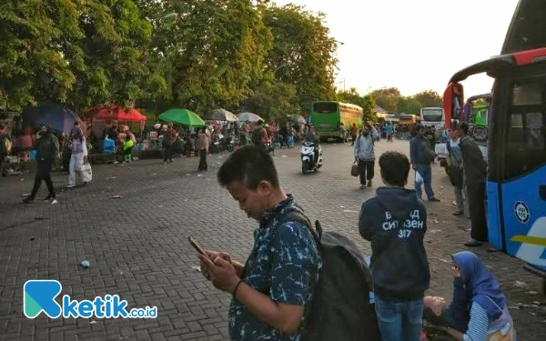 Thumbnail Libur Panjang Iduladha, Penumpang Berebut Bus di Terminal Purabaya