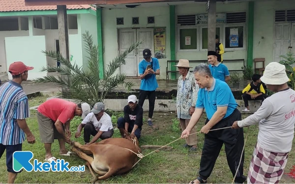 Thumbnail Berita - [Berita Foto] Suasana Penyembelihan Hewan Kurban Iduladha 2025 di MTsN 1 Sampang