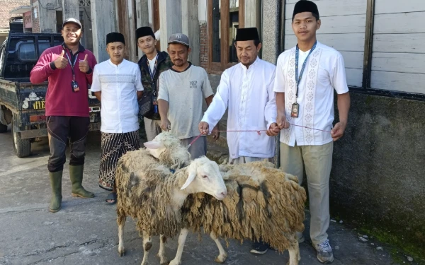 Thumbnail Berita - Peringatan Iduladha, Florawisata Santerra Berikan Hewan Kurban ke Masyarakat