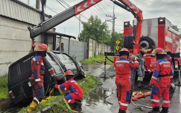 Mengantuk, Panther Tabrak Pedagang di Depan Terminal TOW Surabaya