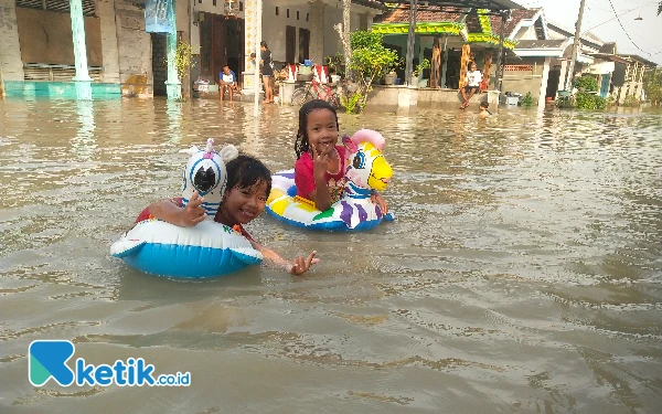 Thumbnail Berita - Banjir  Akan Bergeser,  Waspadai Kecamatan   Cerme, Petugas Dishub Nyaris Jadi Korban