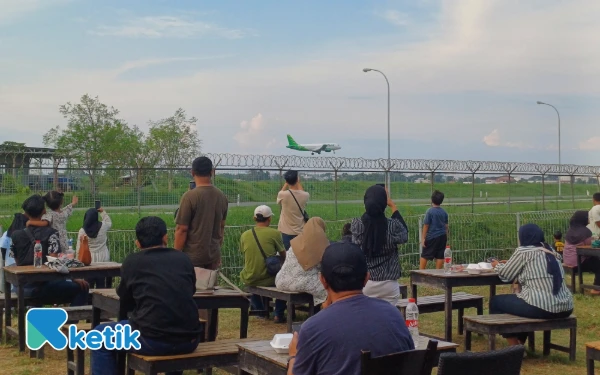 Kafe di Sidoarjo Ini Tawarkan Pemandangan Lalu Lalang Pesawat