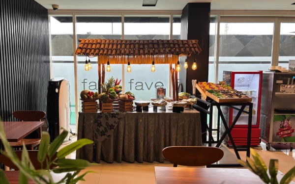 Favehotel Rungkut Surabaya Hadirkan Angkringan Kekinian Tepi Kolam yang Menyajikan Hidangan Tradisional