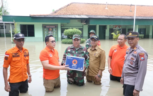 Thumbnail Berita - Sekdaprov Jatim Langsung Tinjau Banjir Gresik, Pastikan Penanganan Cepat