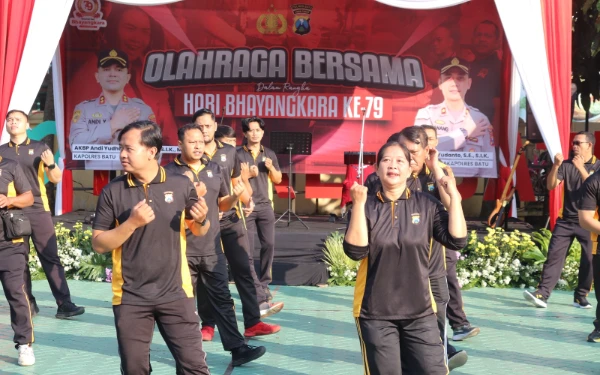 Thumbnail Berita - ‎Olahraga Bersama hingga Bazar Bapokting Meriahkan Hari Bhayangkara Ke-79 di Polres Batu   ‎