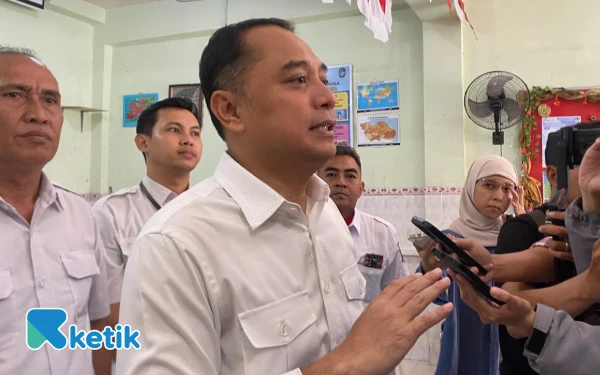 Thumbnail Wali Kota Surabaya Sidak SPMB, Pastikan Tak Ada Antrian, Semua Dilayani Online