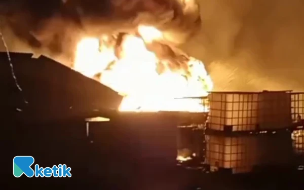 Thumbnail Berita - 2 Rumah Rata Akibat Kebakaran Gudang BBM Ilegal di Bandar Lampung