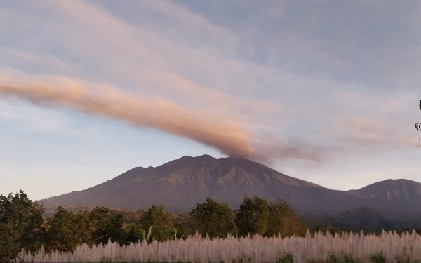 Thumbnail Berita - Gunung Raung Erupsi, Waspada Dampak Abu Vulkanik!
