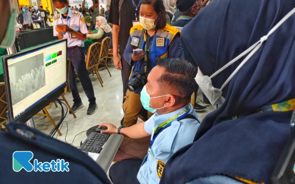 Thumbnail Kelelahan, 2 Jemaah Haji Debarkasi Surabaya Dilarikan ke Rumah Sakit