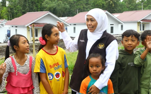 Thumbnail Miris Melihat Anak Bekerja di Jalanan, Apa Langkah Khofifah Mencegahnya?