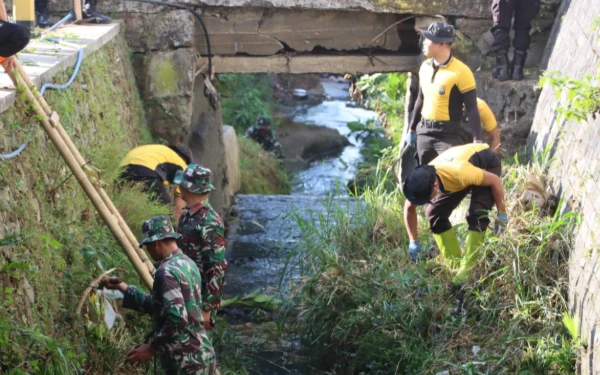 Thumbnail Berita - ‎Bersih-Bersih Sungai Sambut Hari Bhayangkara Polres Batu