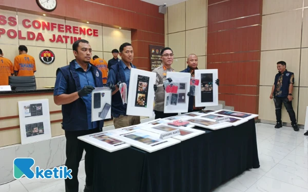 Thumbnail Berita - Sebarkan Foto dan Video Bugil Mantan Kekasihnya, Remaja 18 Tahun Ditahan Polda Jatim