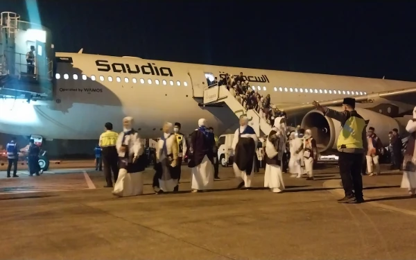 Thumbnail Berita - Jemaah Haji Wafat, Pesawat Pembawa Kloter Pertama asal OKU Timur Mendarat Darurat