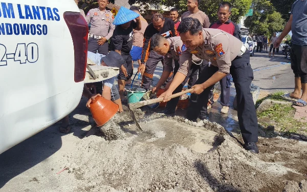 Thumbnail Berita - Peduli Keselamatan, Polres Bondowoso Tambal Jalan Rusak Peringati Hari Bhayangkara ke-79