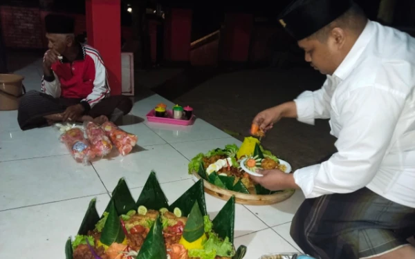 Thumbnail Ruh Nasionalisme dan Religiusitas, Kader PDIP Selametan Malam Jumat Legi di Makam Syekh Marzuki