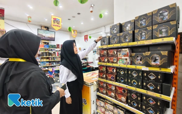 Thumbnail Pulang Haji, Toko Oleh-oleh di Surabaya Belum Rasakan Peningkatan Jumlah Pembeli