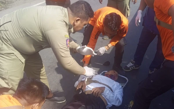 Tabrak Truk Trailer di Perak Barat Surabaya, Dua Lansia Alami Luka Serius