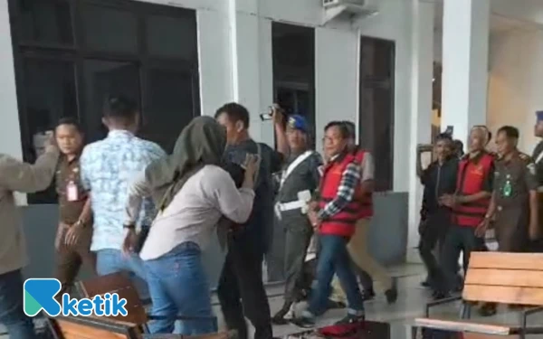 Thumbnail Berita - Korupsi Penyertaan Modal, Komisaris-Direksi PT Tonduk Majeng Madura Ditahan Kejari Bangkalan