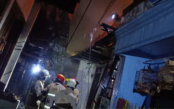 Empat Rumah Semi Permanen di Jalan Kalimas Baru III Surabaya Terbakar