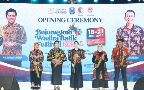 Thumbnail Berita - Ketua Dekranasda Jatim Puji Wastra Batik Festival, Perkuat Bojonegoro Sentra Industri Batik