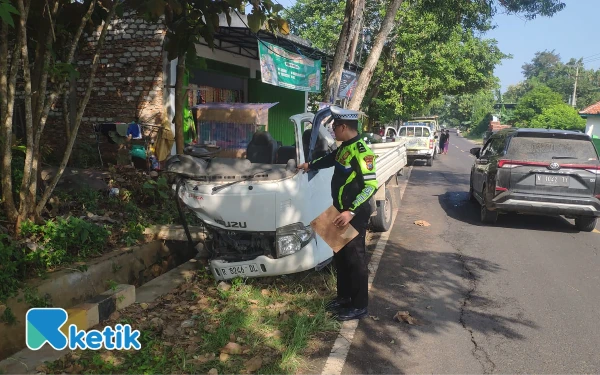 Thumbnail Berita - Tabrakan Dump Truk dan Isuzu Traga di Ketapang, Satu Korban Alami Patah Kaki