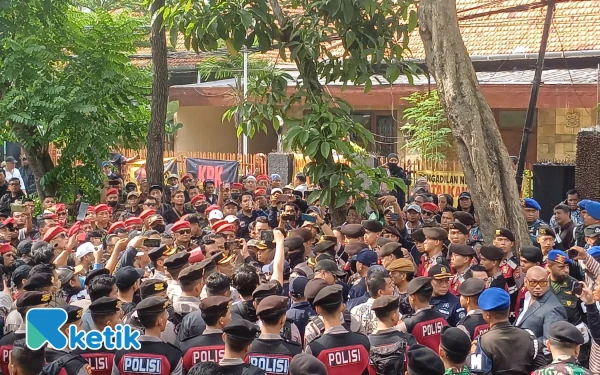 Proses Eksekusi Rumah di Jalan Dr Soetomo Surabaya Diwarnai Aksi Saling Dorong antara Polisi dan Ormas
