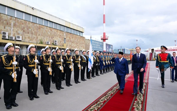 Thumbnail Berita - Tiba di Rusia, Prabowo Disambut Penuh Hormat dengan Upacara Militer