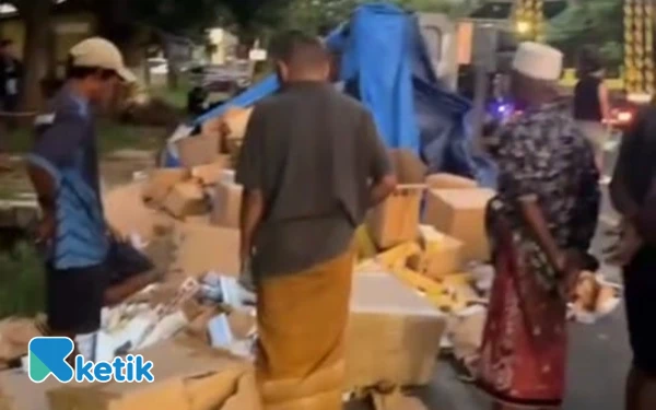 Thumbnail Berita - Dump Truk Diduga Bermuatan Rokok Ilegal Terguling di Sampang, Viral di Media Sosial