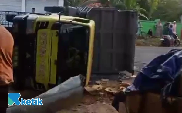 Thumbnail Berita - Dump Truk yang Terlibat Kecelakaan di Ketapang Sampang Diduga Hendak Antarkan Rokok Ilegal ke Banyuates