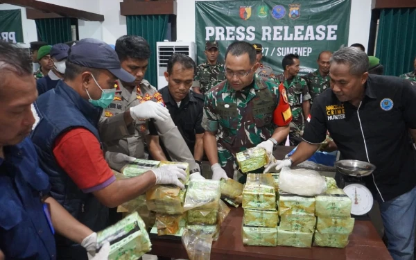 Thumbnail Polda Jatim Buru Pemilik 52 Kg Sabu-Sabu di Perairan Masalembu Sumenep