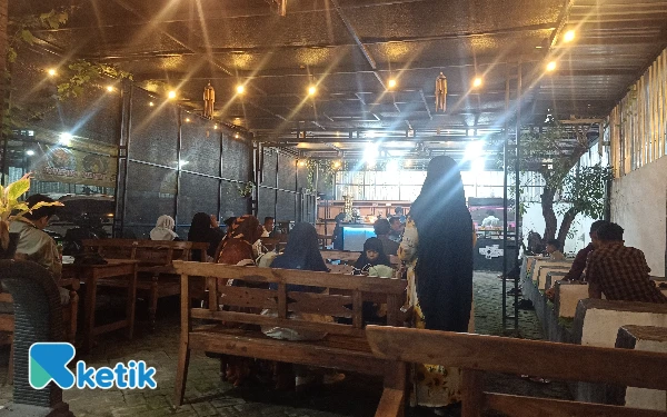 Thumbnail Cafe Gus - Que, Perpaduan Kopi, Kuliner dan Hiburan di Eks Kantor Tua Jadi Primadona Warga Sampang