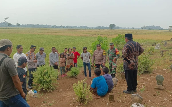 Thumbnail Berita - Viral, Kabar Muncul Pocong dari Makam di Jember, Ternyata Ini Faktanya Menurut Pak Camat