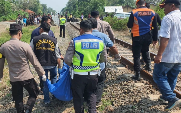 Thumbnail Pemotor Tewas Tertabrak Kereta di Perlintasan Tanpa Palang Pintu Tengeng Wetan Pekalongan