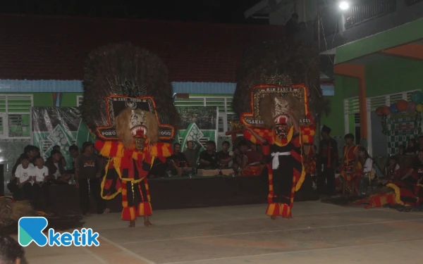 Thumbnail Ratusan Warga Padati MIM Padi III Pacitan, Saksikan Pertunjukan Reog Karya Siswa Sendiri