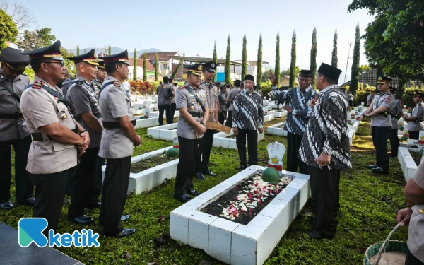 Thumbnail Berita - ‎Ziarah Hari Bhayangkara Ke-79 Polres Batu di TMP Suropati Berlangsung Khidmat   ‎