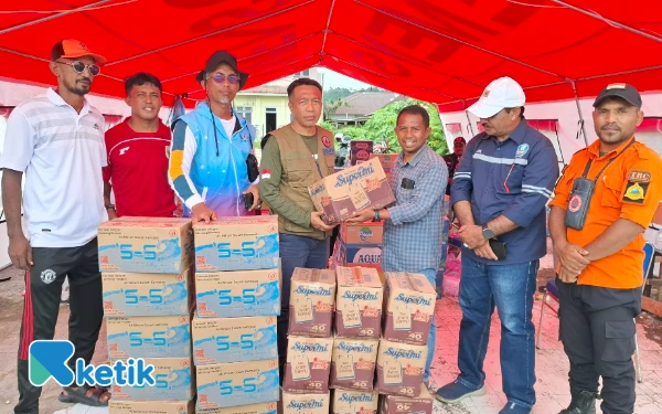 Kompas Halsel Beri Pesan Lingkungan Saat Serahkan Bantuan Bagi Korban Banjir di Bacan