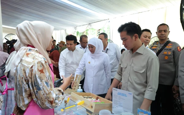Thumbnail Berita - Kunjungi UMKM Perempuan di Bondowoso, Gibran Apresiasi Rendahnya Kredit Macet Nasabah Mikro