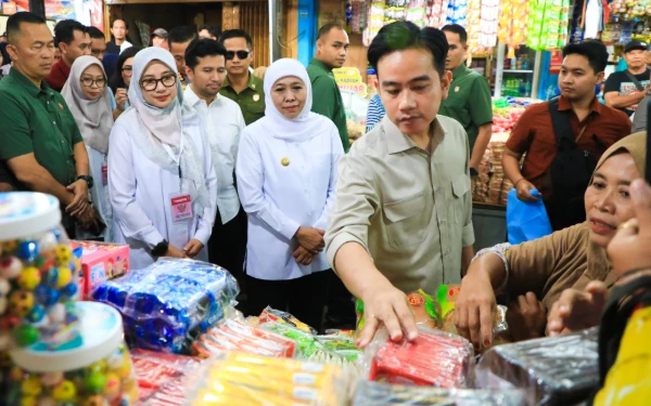 Thumbnail Cek Harga Sembako, Wapres Gibran dan Gubernur Khofifah Blusukan ke Pasar Rogojampi Banyuwangi