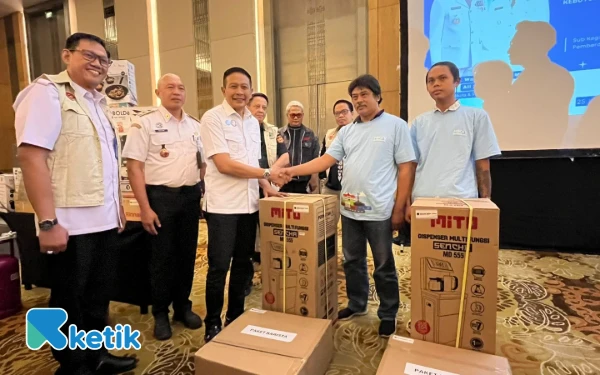 Thumbnail Dorong Peningkatan Pendapatan, Diskopindag Kota Malang Berikan Bantuan Alat dan Bimtek Pada 600 Pelinting Rokok