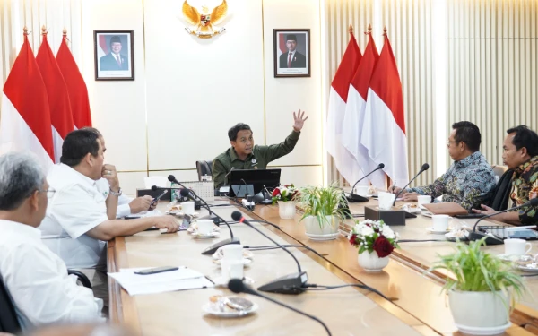 Thumbnail Atasi Macet, Wali Kota Batu Usulkan Jalan Baru di Hutan Konservasi