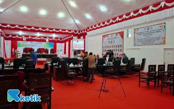 Thumbnail Berita - Rapat Paripurna DPRD Halsel Diskors 1 Jam