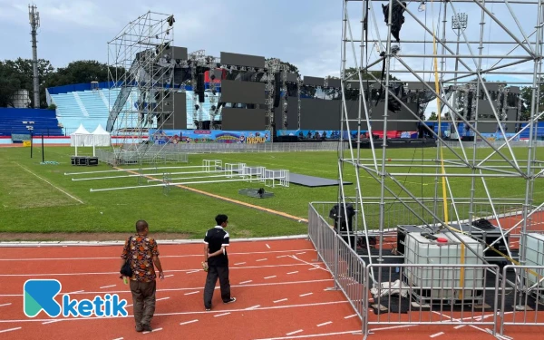 Thumbnail Berita - Jelang Opening Ceremony Porprov IX Jatim 2025, Stadion Gajayana Mulai Berbenah
