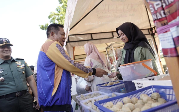 Thumbnail Berita - Ratusan UMKM Berjejer di Depan Rumah Bupati Muba HM Toha! Apa Alasannya?