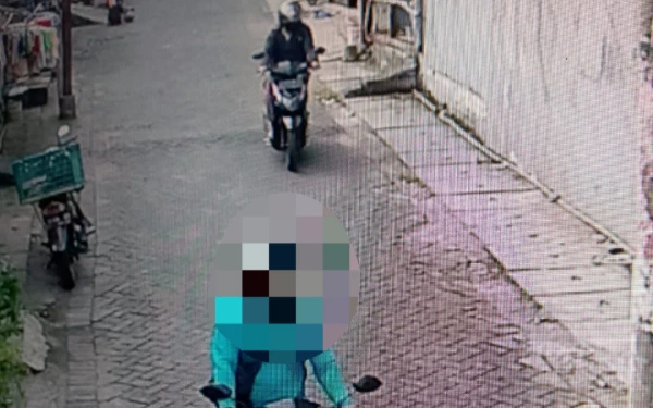 Thumbnail Berita - Penjambretan Berencana Terekam CCTV di Kelurahan Jeruk Surabaya, Pelaku Tutupi Plat Nomor