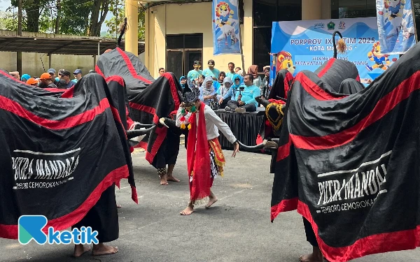 Thumbnail Sambut Kirab Api Porprov IX Jatim 2025, Bantengan Putra Mandala Tampil Sangar di Kantor Kecamatan Kedungkandang
