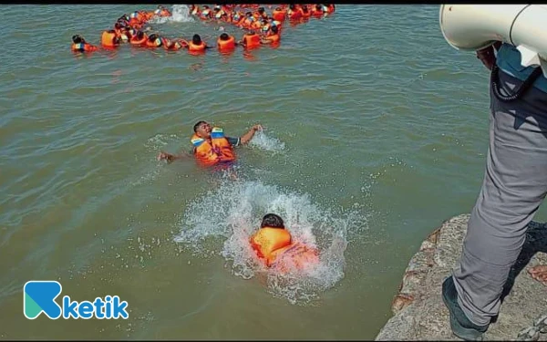 Thumbnail KKP Beri Pelatihan Gratis kepada Nelayan Cilacap untuk Atasi Kecelakaan Laut