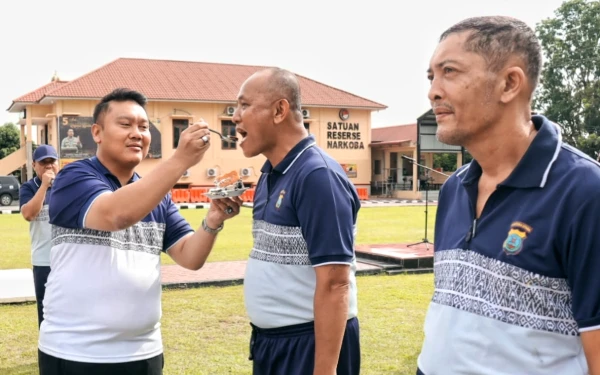 Kapolres Choky Sulang Kue ke Personel Berulang Tahun, Pupuk Kebersamaan Semangat Kerja