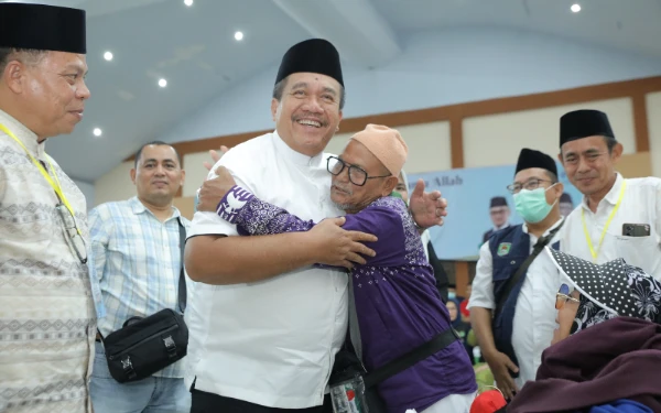 Bupati Asahan Jemput Dua Jemaah Haji yang Sakit di Embarkasi Medan