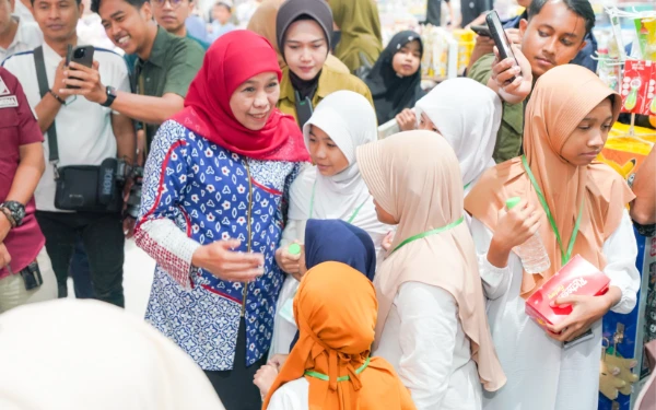 Thumbnail Berita - Berkah Muharram, Khofifah Ajak 100 Anak Yatim dan Difabel Malang Belanja Perlengkapan Sekolah